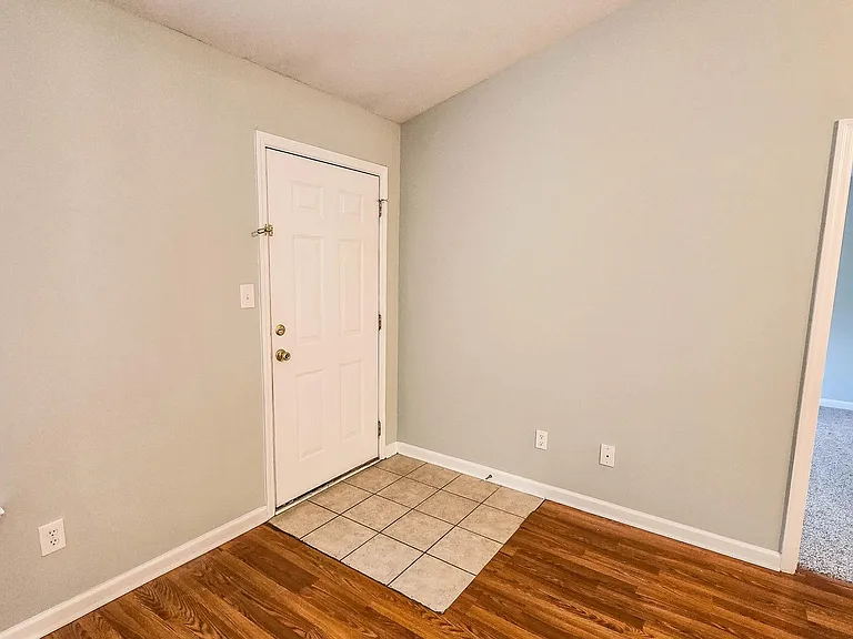 726 Creekside Dr — Photo 3