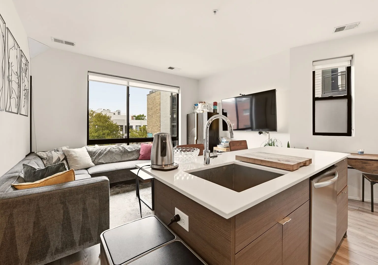 Modern 1BR/1BA in Boutique Logan Circle Building with Rooftop & City Views! — Photo 3