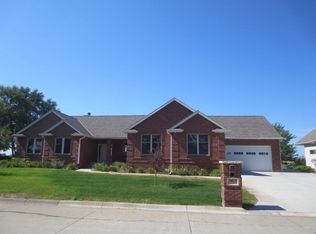 28013 Woodside Dr, Columbus, NE 68601