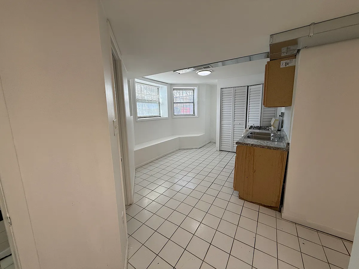 Building Photo - 921 S Laflin St #G
