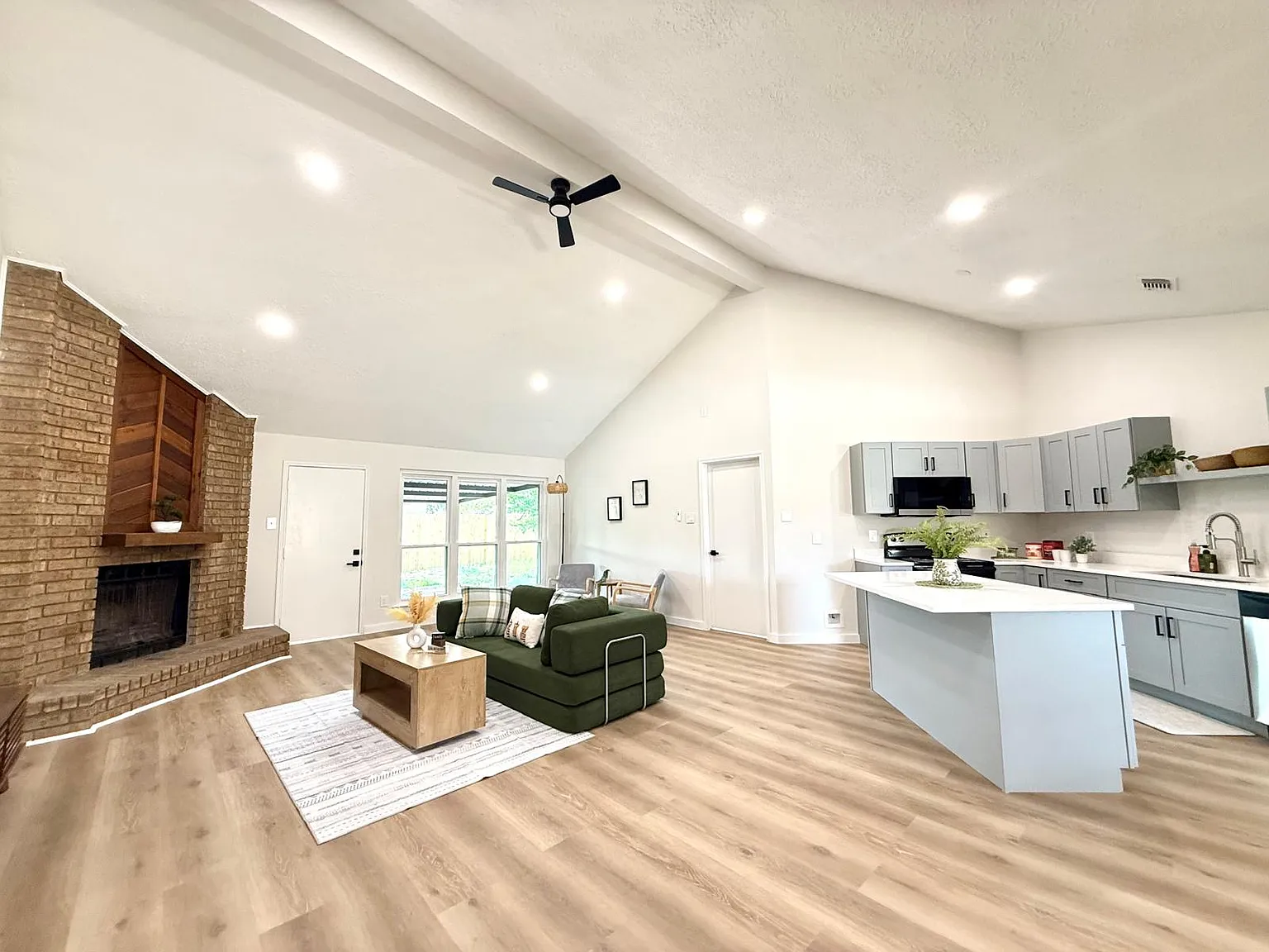 4 bed, 1913 sqft, $4,000 — Photo 2