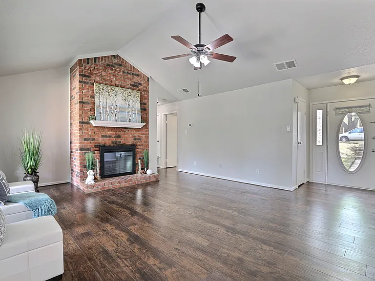 212 Aspenway Dr — Photo 4