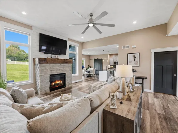 216 Ridge Creek Dr, Janesville, WI 53548