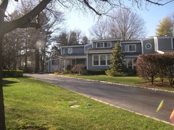 65 Bond Ct, Manhasset, NY 11030