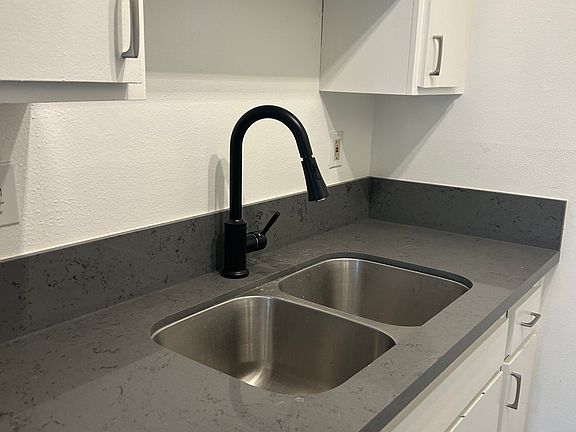 4th image of 4712 Whitsett Ave #13