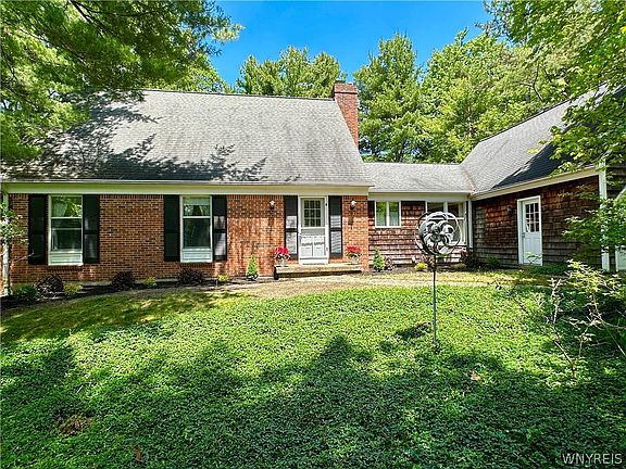 3rd image of 40 Tanglewood Dr W