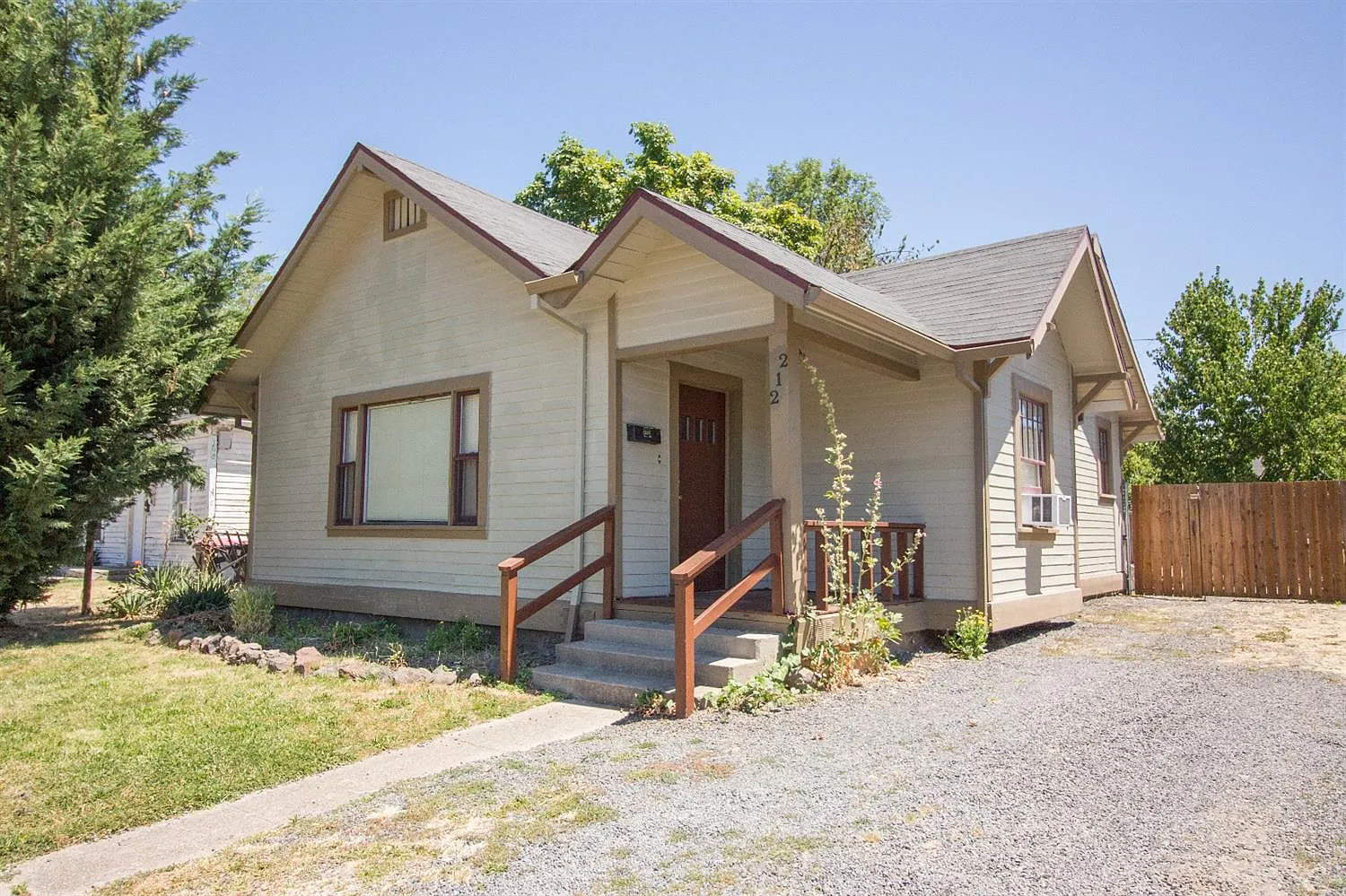 212 N Peach St photo 1