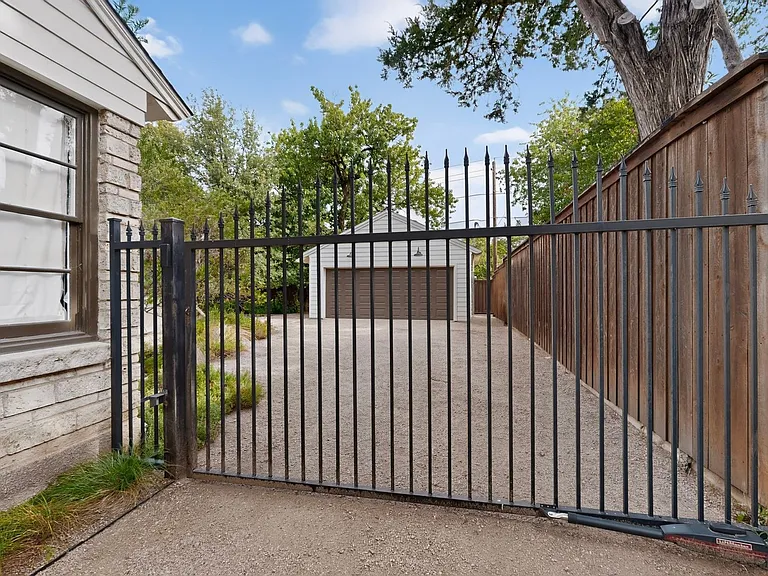 2323 Barberry Dr — Photo 42