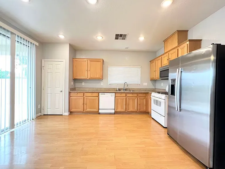 574 Redruth Dr — Photo 4