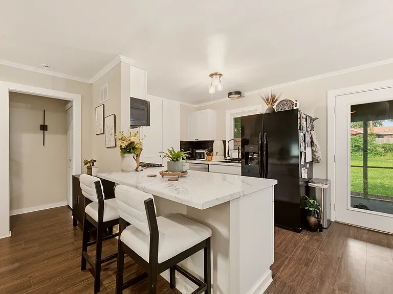 846 N El Paso Dr — Photo 5