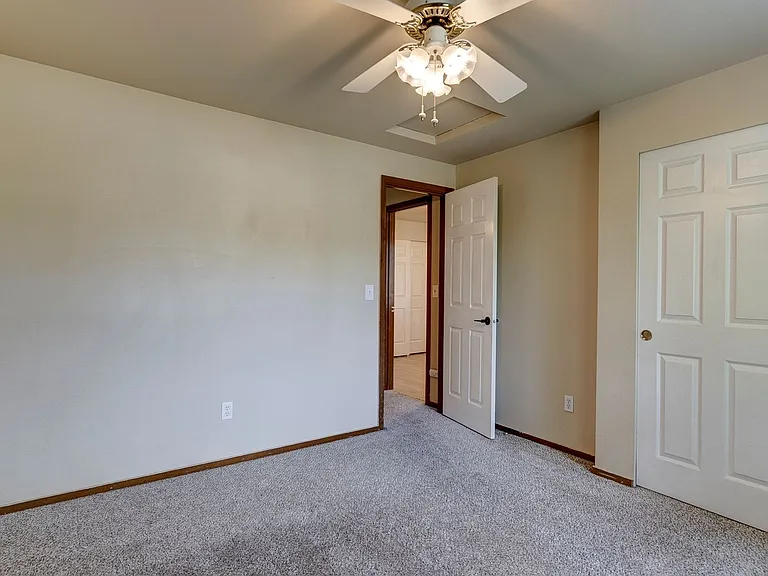 1250 SW Heller St #E1 — Photo 12