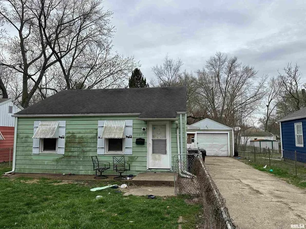 1043 S Tonti Cir, Peoria, IL 61605