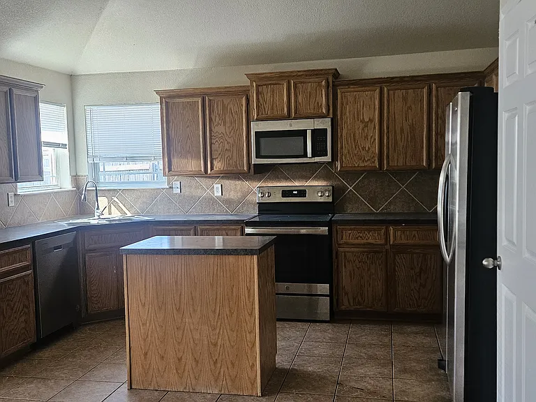 2415 Merle Dr — Photo 17