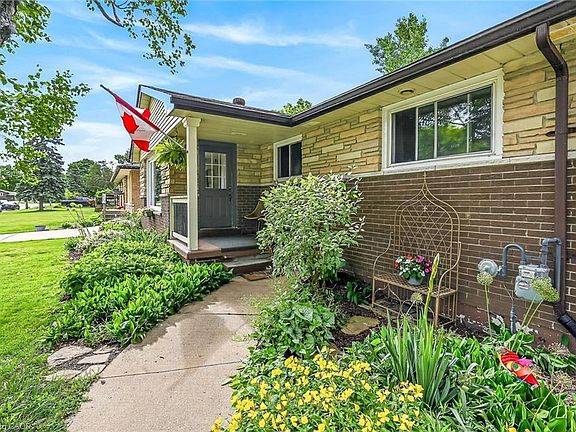 3rd image of 251 Mackenzie Cres