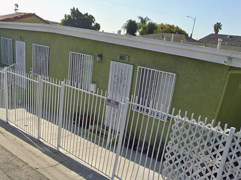 11105 S Mariposa Ave — Photo 1