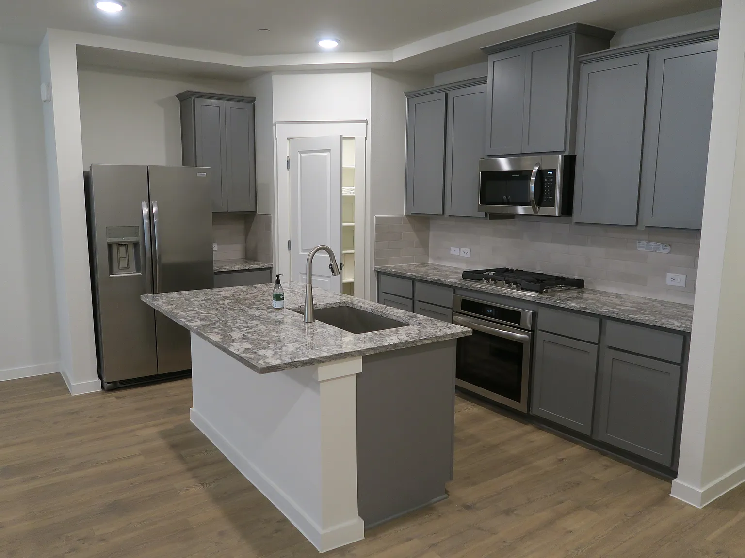 3 bed, 2.5 bath, 1574 sqft, $2,650 — Photo 4