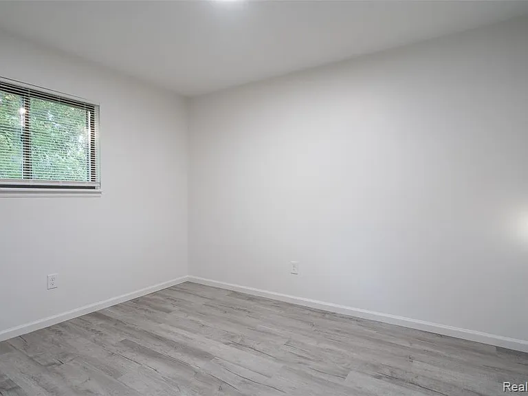 8095 Syracuse St — Photo 21