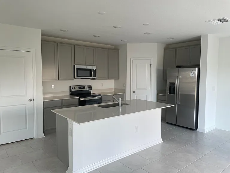 642 Bell Prairie Cir — Photo 2