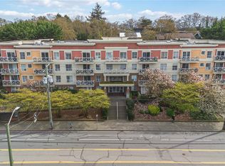 Sterling Court, Victoria, BC V8T 2B3