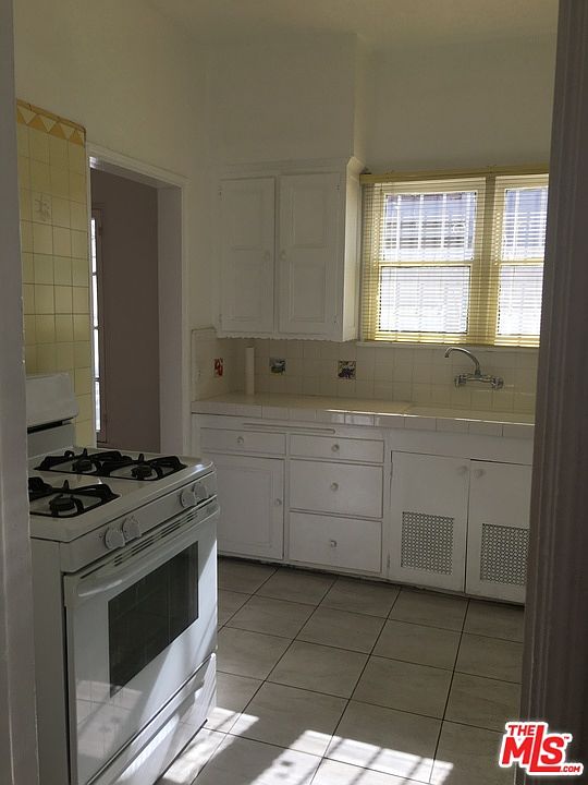 1st image of 856 S Kenmore Ave