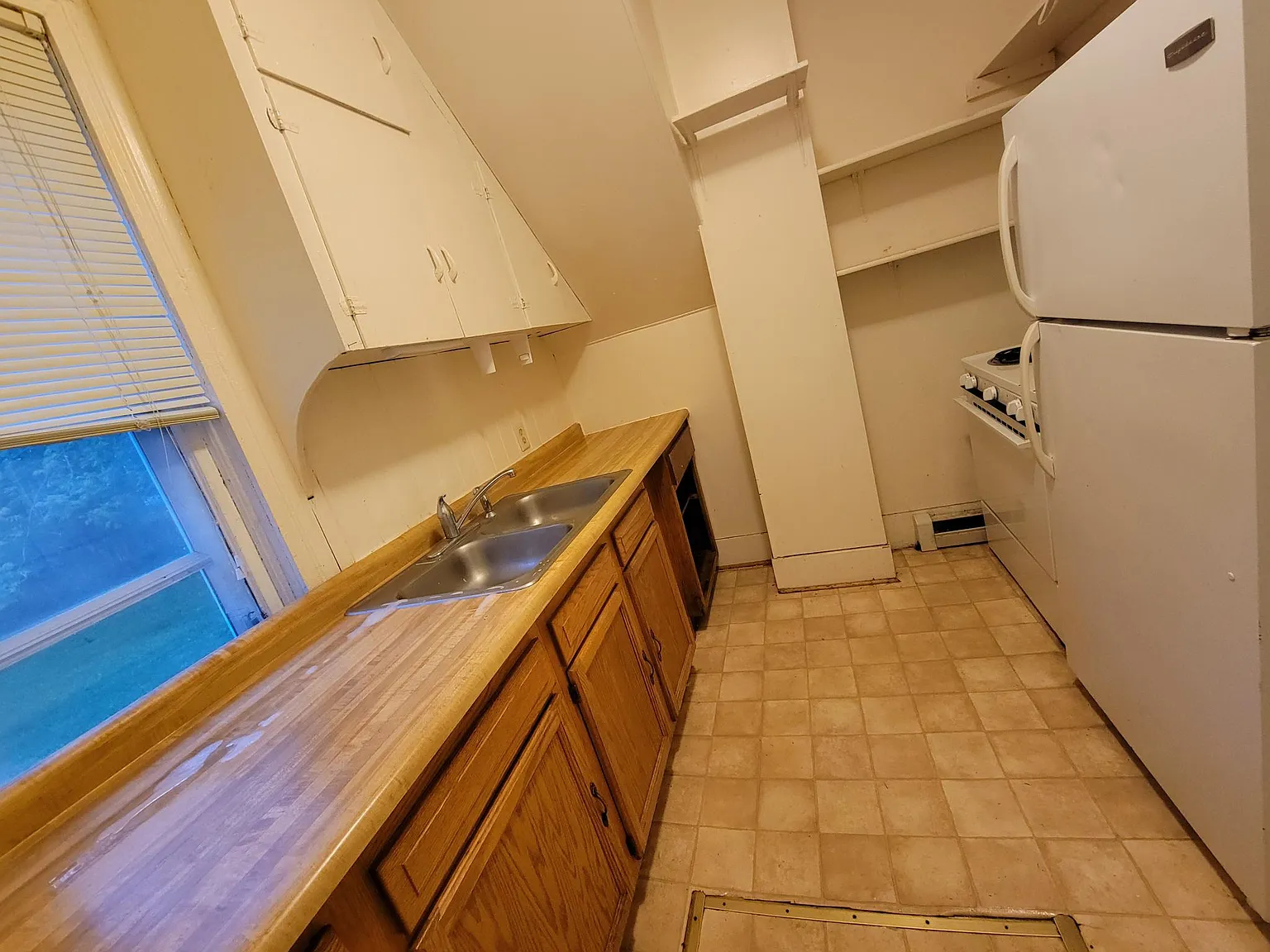 5 bed, 1300 sqft, $995 — Photo 2