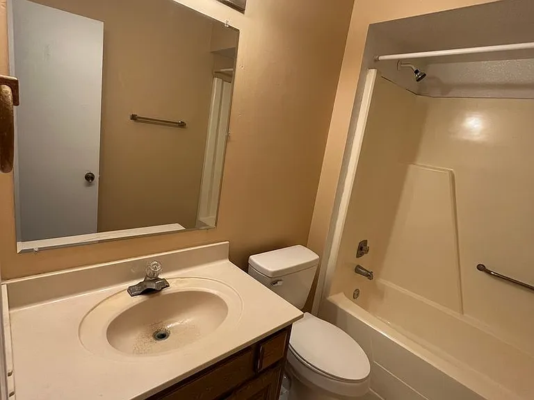 1402 W Lansing St — Photo 13