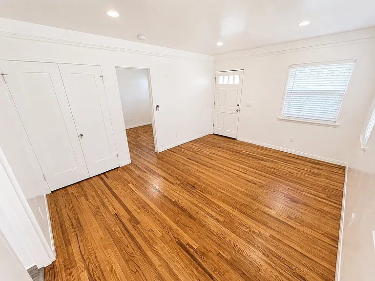 Completely Remodeled Spanish Style Midtown Apartment! Air Conditioning! — Photo 7