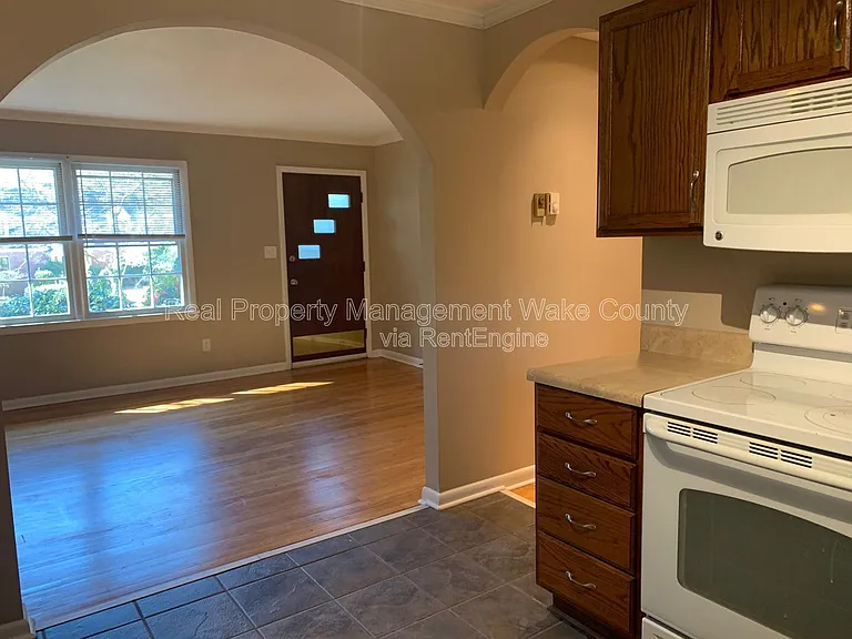 806 Chamberlain St — Photo 9