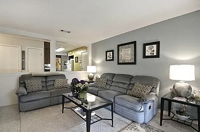 3 bed, 1345 sqft, $2,090 — Photo 2
