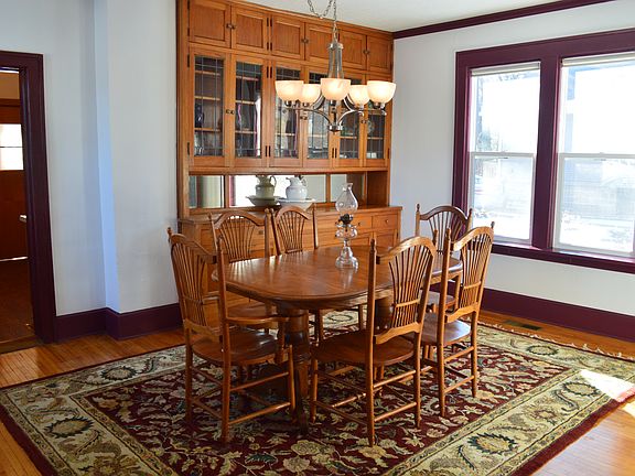 Dining room w/china cabinet