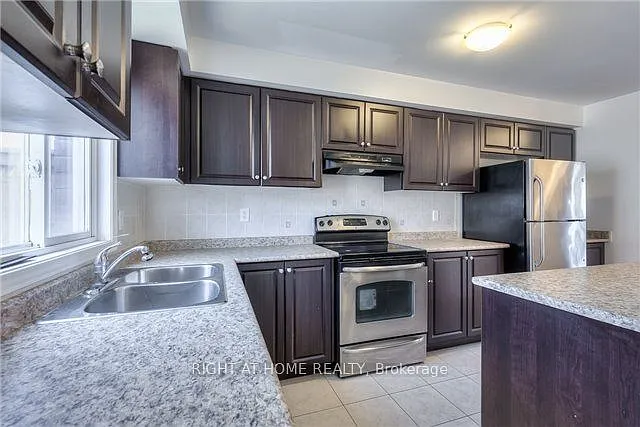 10 Wilkes Cres — Photo 3