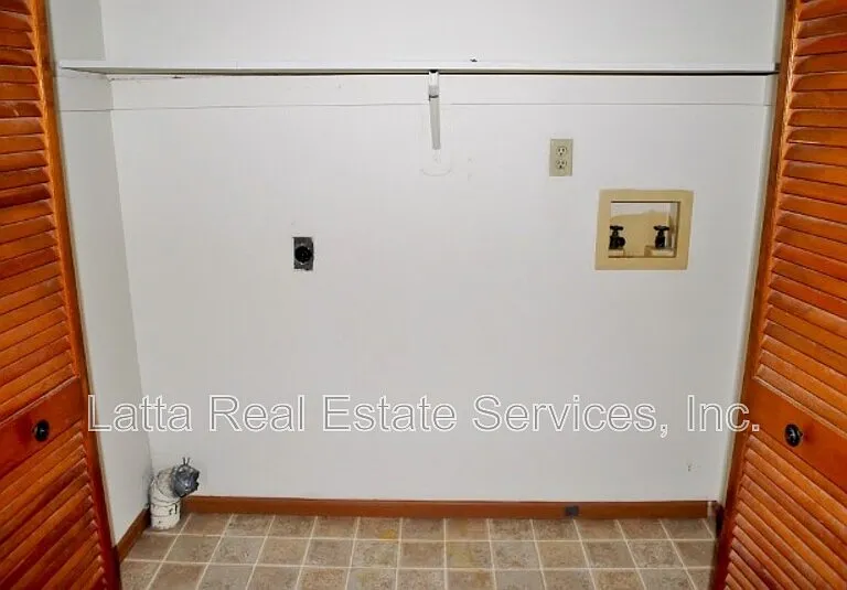 2115 Highridge Dr #C — Photo 12