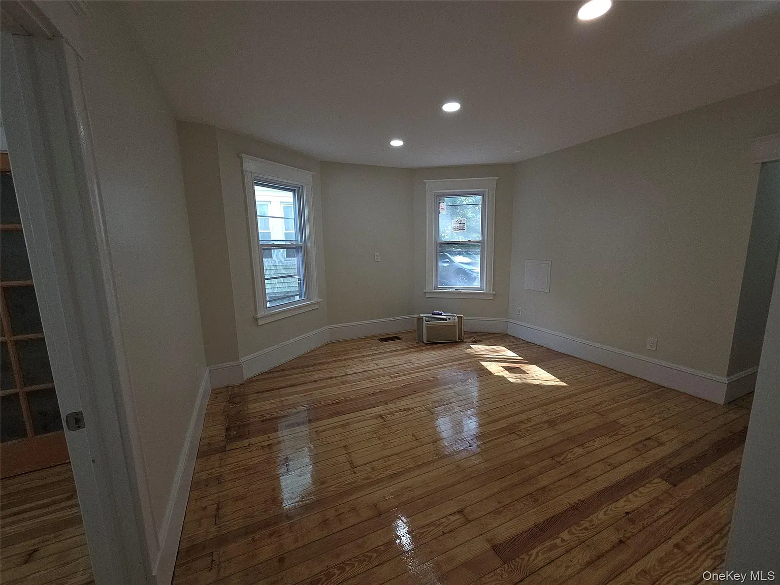 3 bed, 1.0 bath, 1420 sqft, $2,700 — Photo 2
