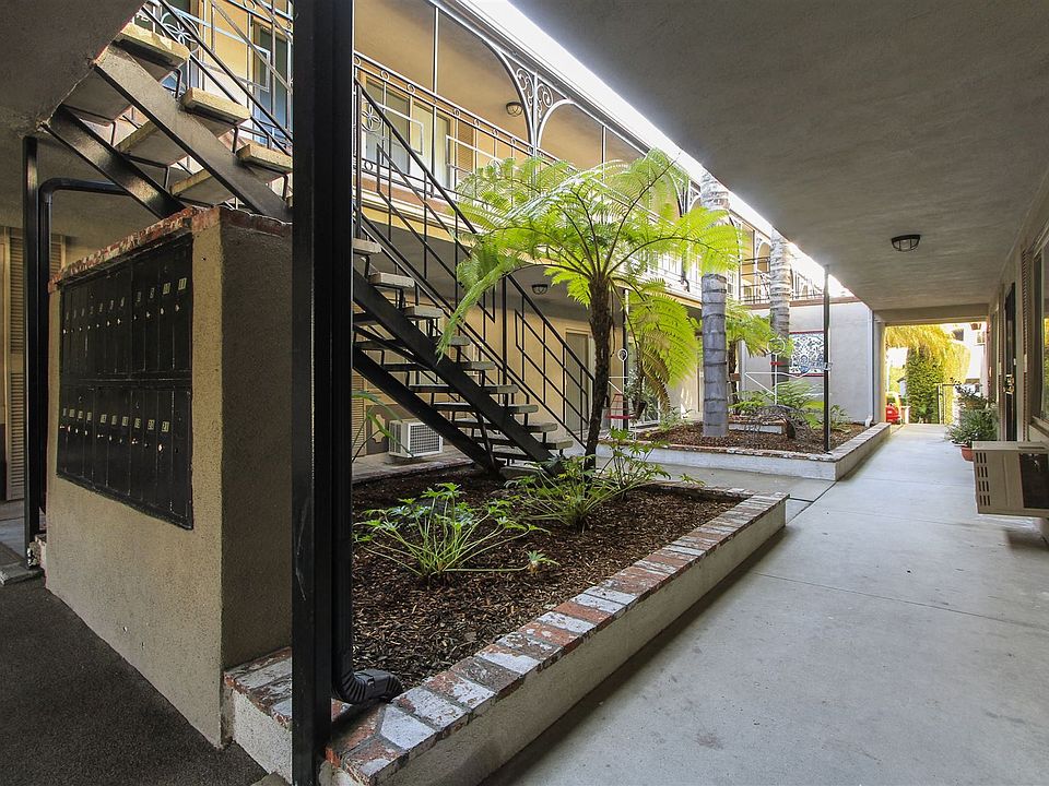 000-photo-front-entrance-7009339