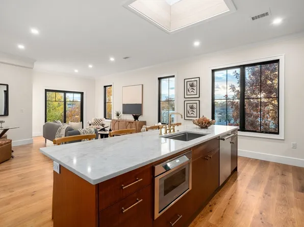 34 Vinton St #Penthouse 4, Boston, MA 02127