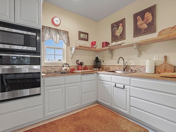 Kitchen (fully applianced and equipped).