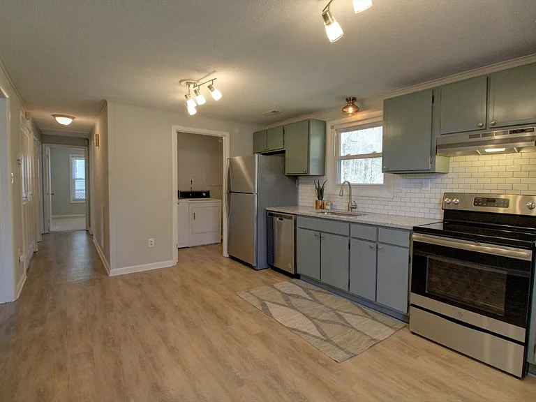 2530 Glenbrook Dr — Photo 3