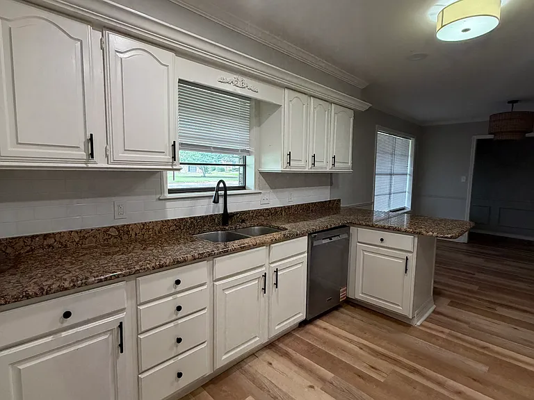 404 Brookwood Dr — Photo 3