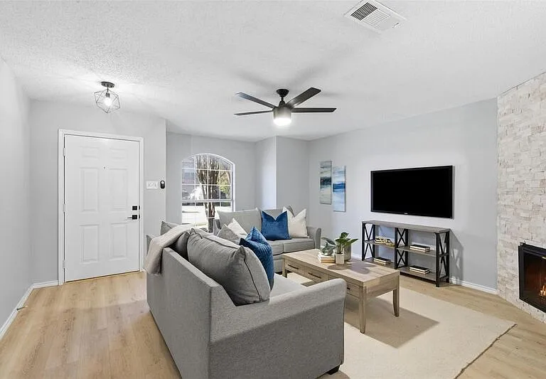 1379 Honeysuckle Ln — Photo 5