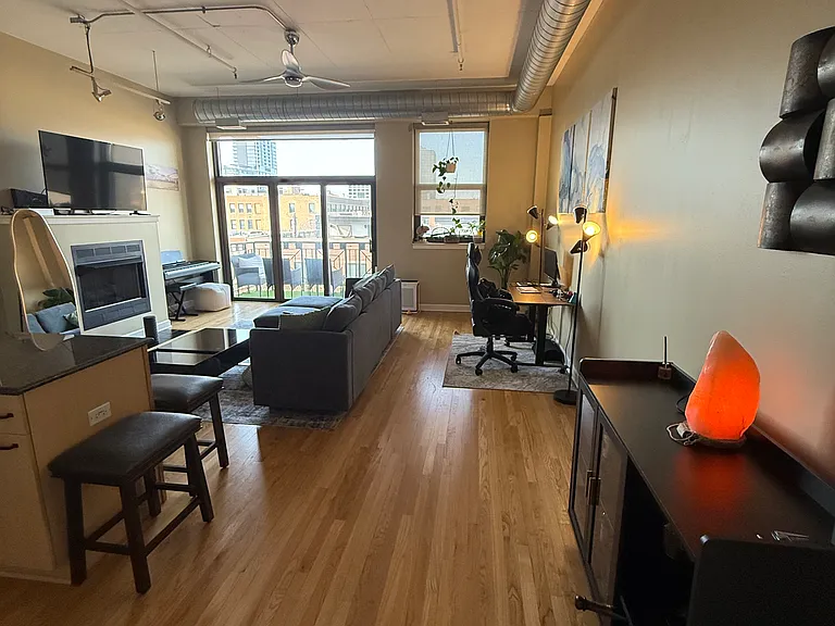 1301 W Madison St #503 — Photo 6