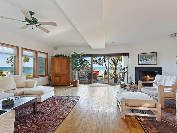 3rd image of 3923 Lake Shore Dr