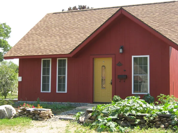 7 Sebasticook Ave, Newport, ME 04953