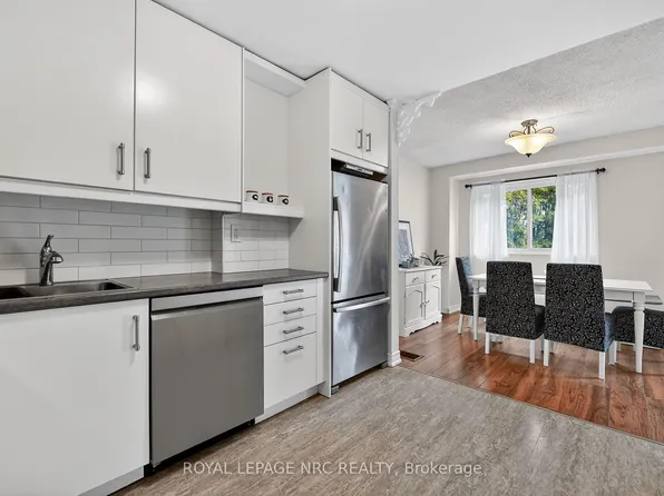 453 Woodview Rd #4, Burlington, ON L7N 2Z9