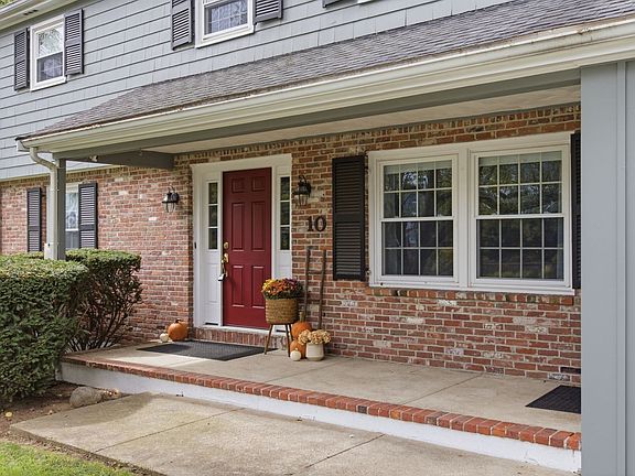 3rd image of 10 Red Gate Ln