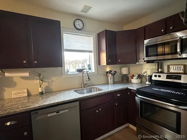 42 Anthony Street APT 31, Griswold, CT 06351