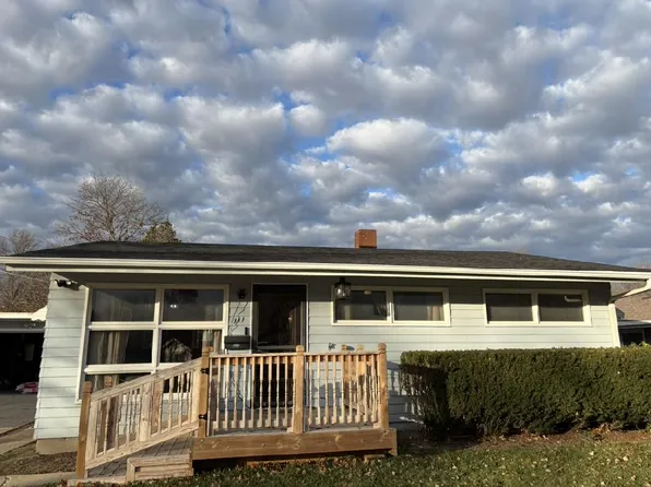 111 E Royal Dr, Dekalb, IL 60115