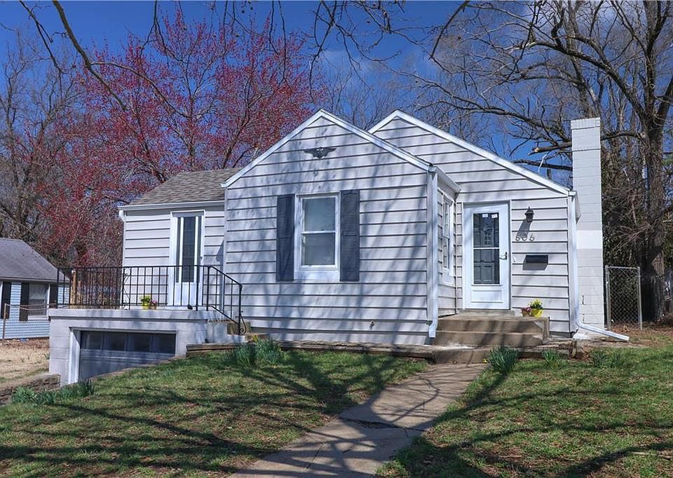 1st image of 806 E 83rd St
