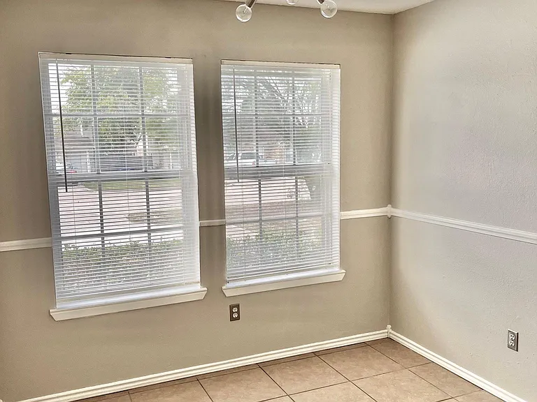 837 Woodland Ct — Photo 5