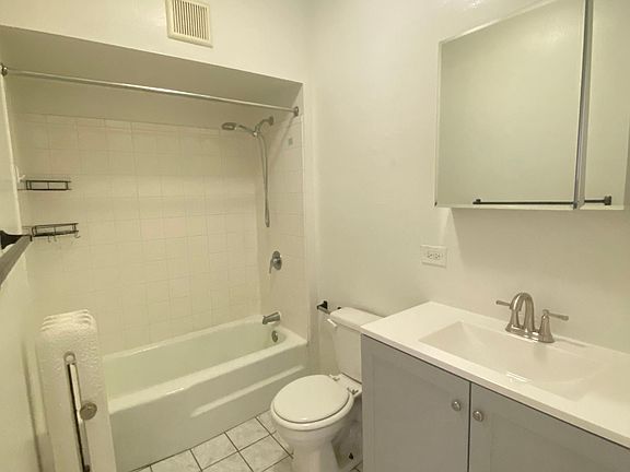 5th image of 804-06 W Roscoe St #1
