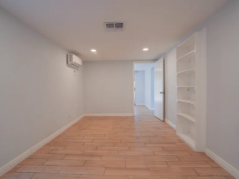 506 W 11th St — Photo 18